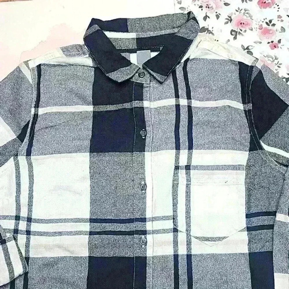 Old Navy Plaid Cropped Button Down - Picture 3 of 4
